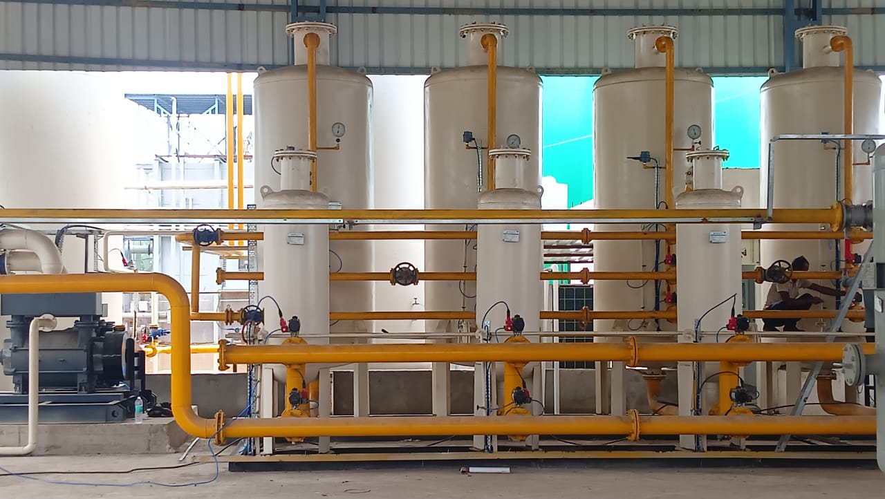 VPSA gas purification unit with vertical adsorption vessels and process piping